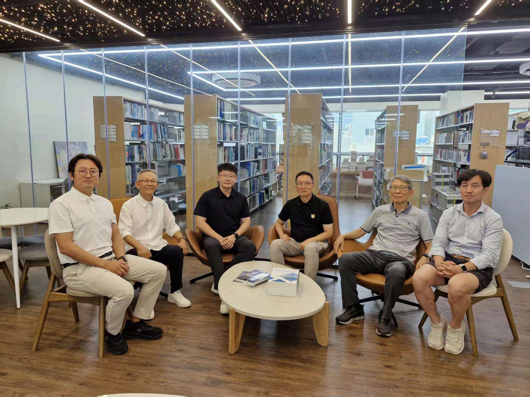 IAUOA delegation in academic exchange with university representatives in Busan